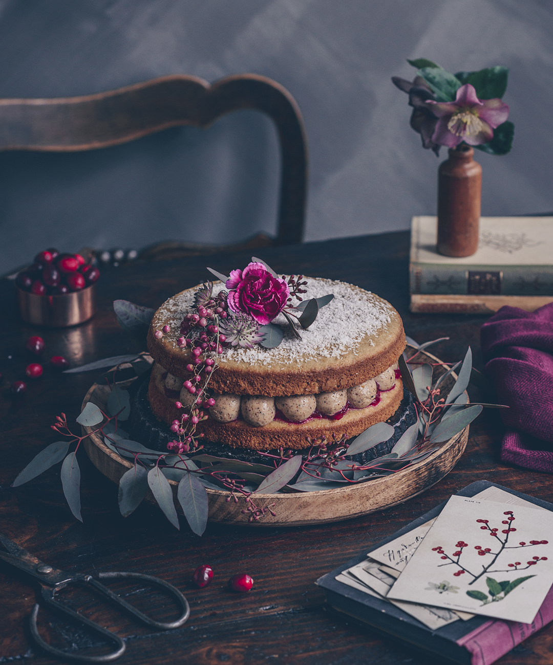 Cranberry-Torte mit Sahne und Beeren auf rustikalem Tisch