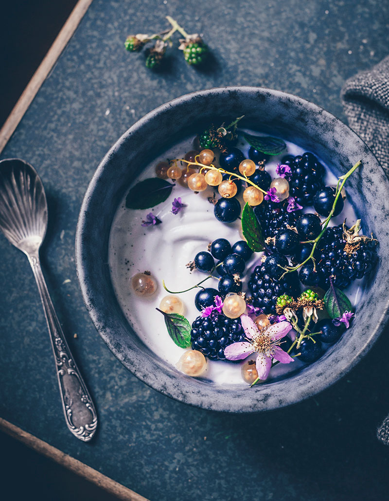 Beeren-Kokos-Joghurt im Glas mit frischen Früchten