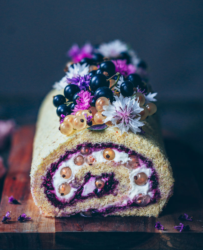 Cassis-Swiss-Roll mit Puderzucker und Beerenfüllung