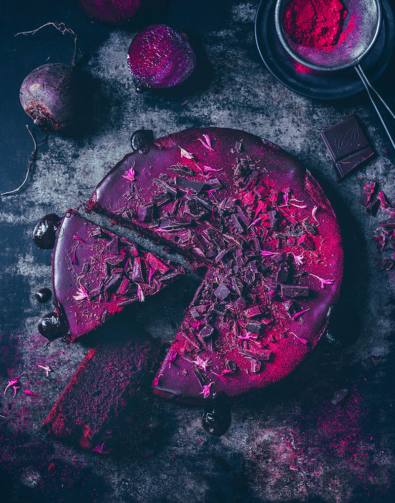 Schokoladen-Rote-Bete-Kuchen auf Holzplatte serviert