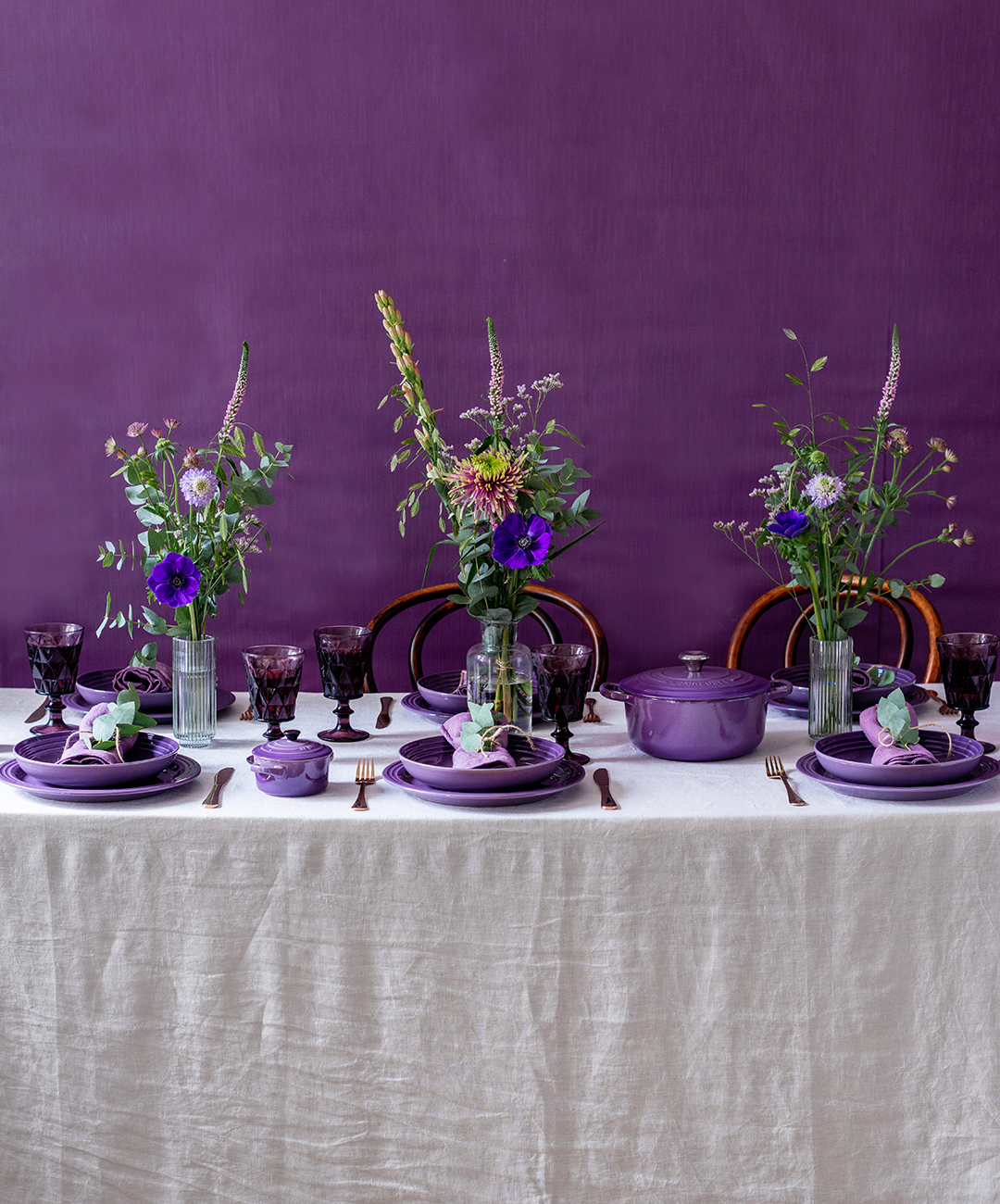 Le Creuset Kochgeschirr in Ultra Violet auf gedecktem Tisch