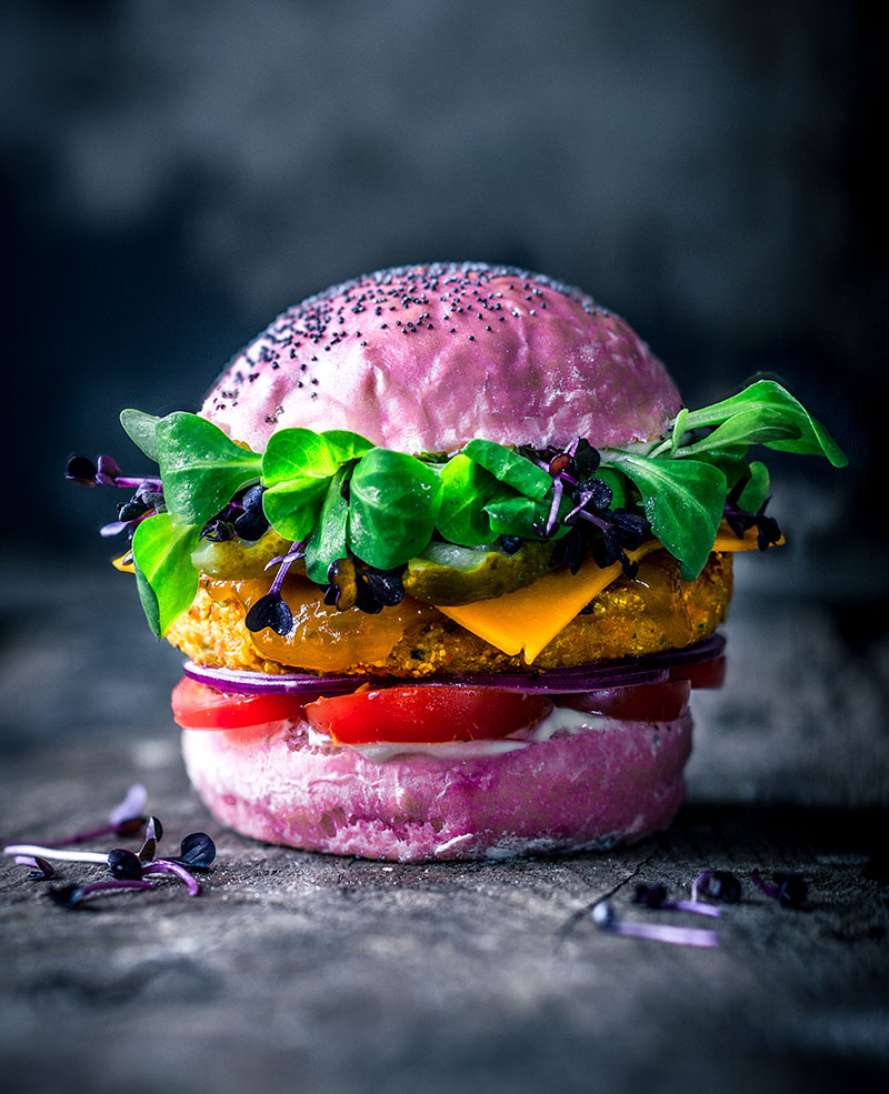 Bunter Rainbow-Burger mit Gemüse-Patty und Sesambrötchen