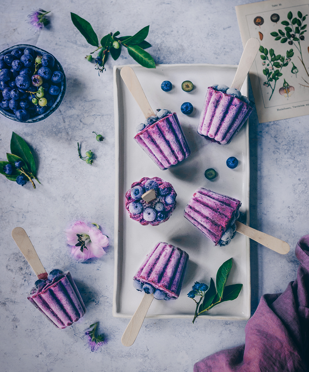 Hausgemachte Blaubeer-Popsicles auf Eis serviert