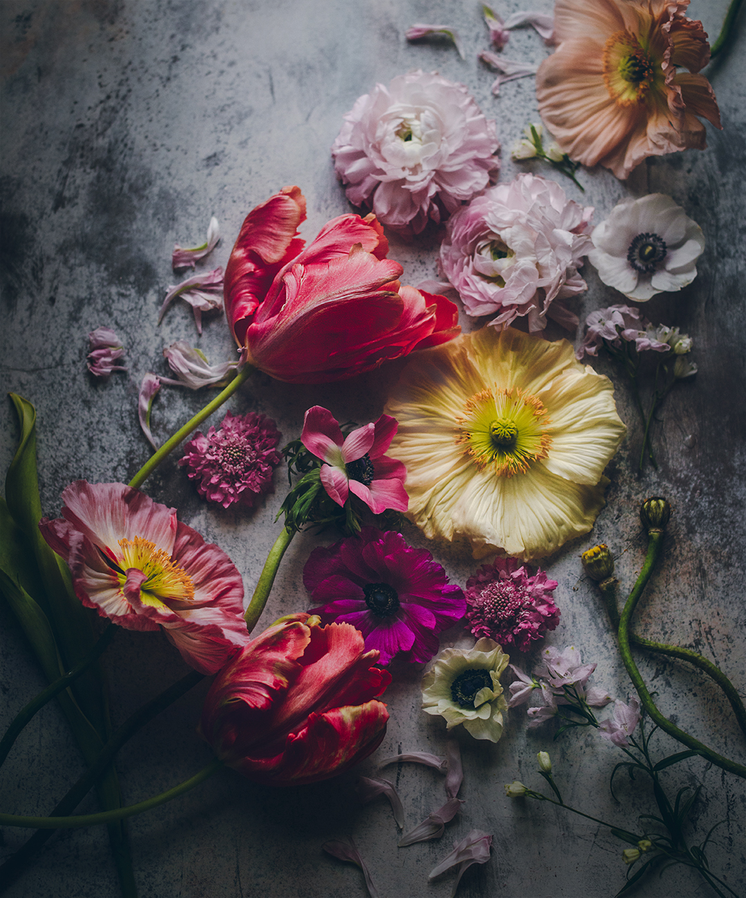 Stimmungsvolle Blumenarrangement auf Holztisch