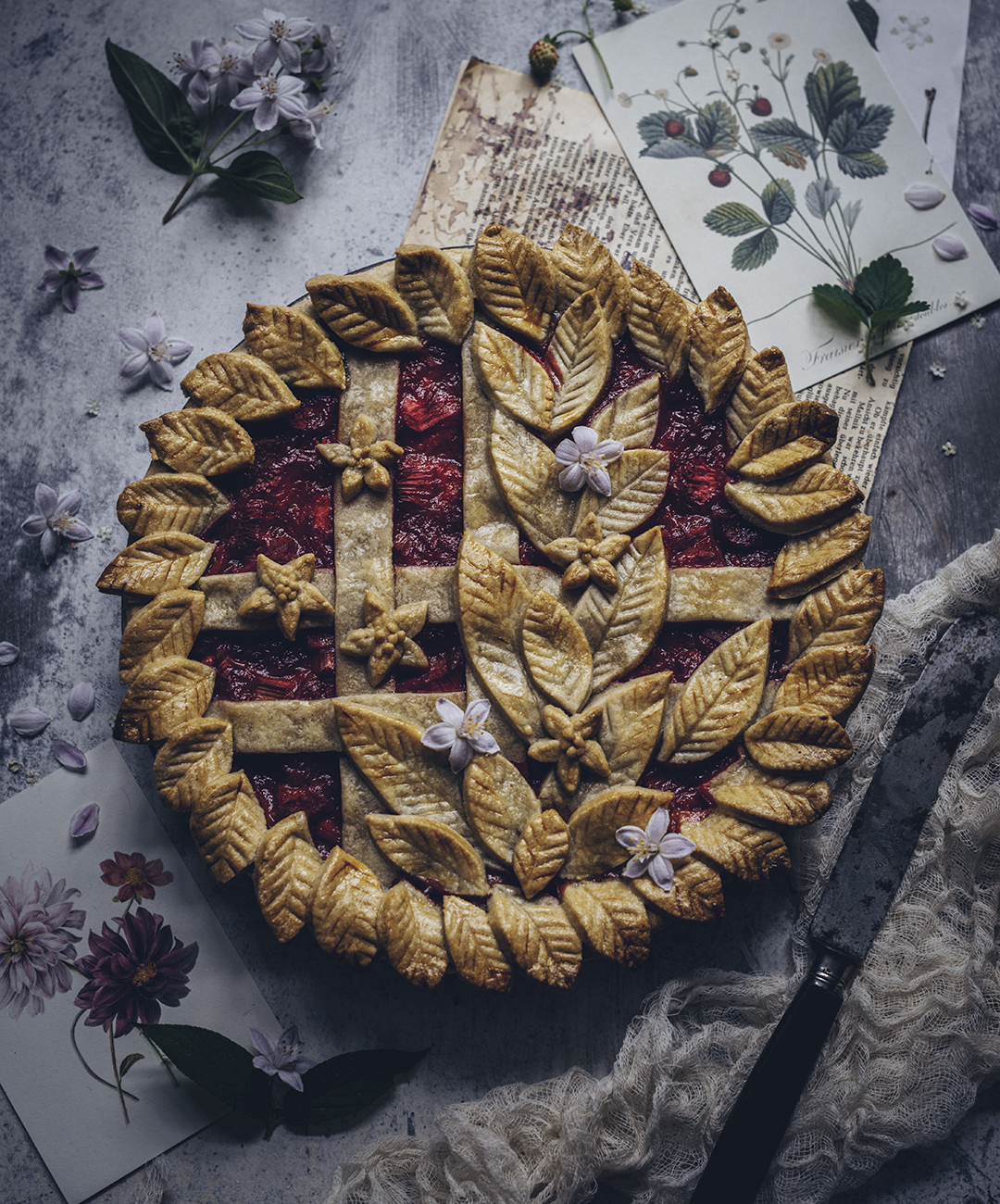 Hausgemachter Pie mit goldbrauner Kruste auf Servierplatte