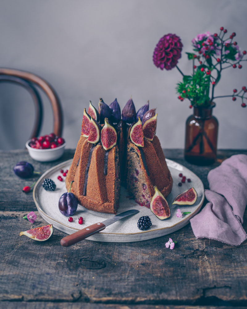 Buchcover 'Einfach natürlich backen' mit rustikalem Kuchenmotiv